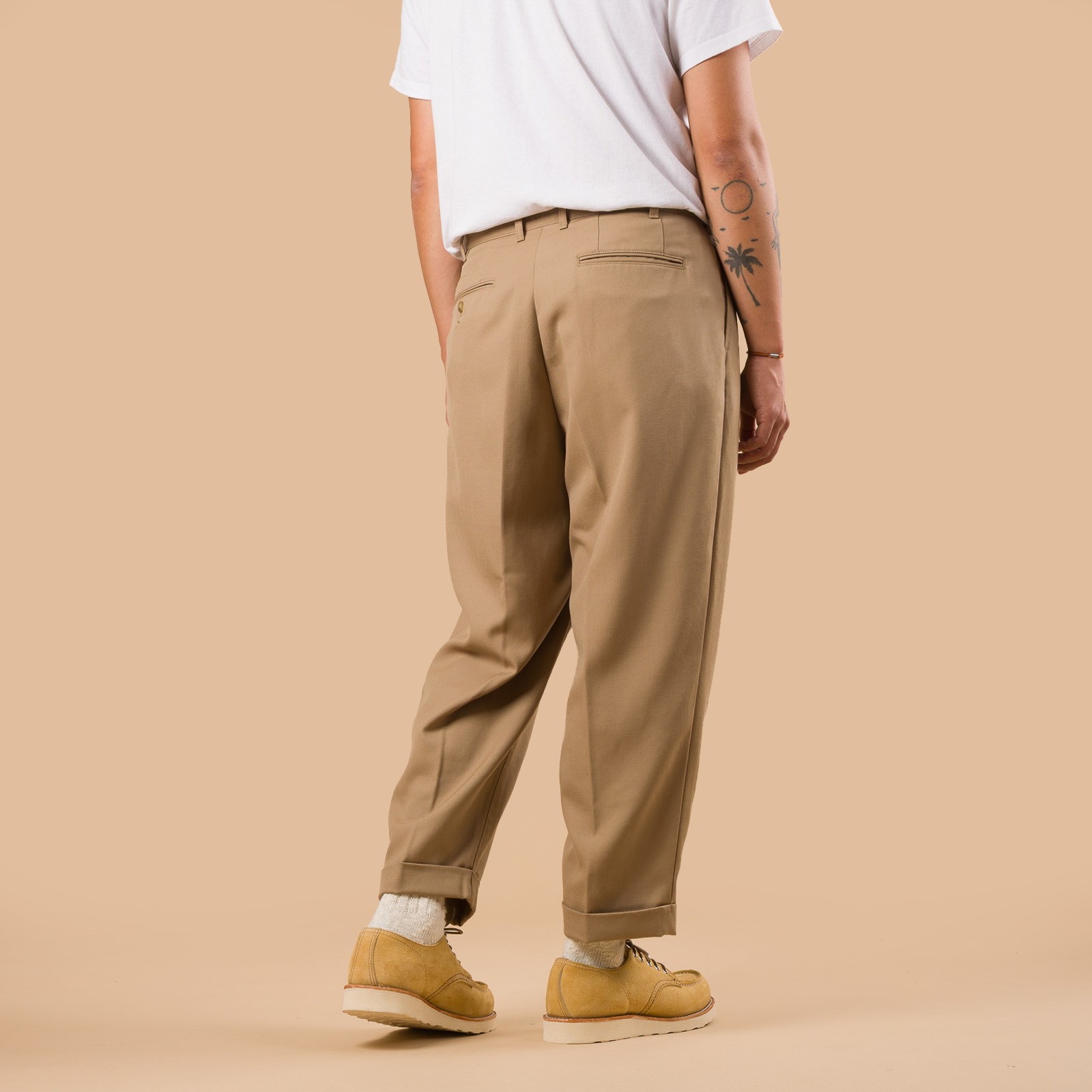 Image-Flâneurs_BEAMS PLUS / 2 Pleats Tapered Laundry Wool Khaki_de-dos