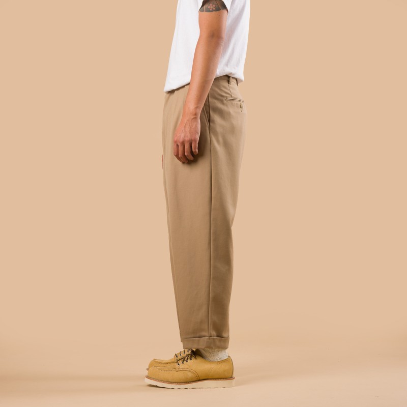 Image-Flâneurs_BEAMS PLUS / 2 Pleats Tapered Laundry Wool Khaki_de-profil
